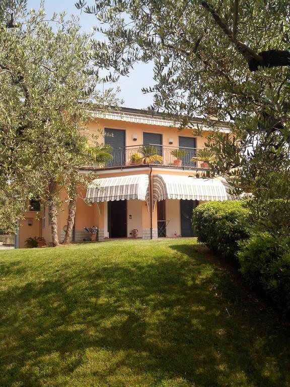 Апартаменти Casa Silvia Паденге-суль-Гарда Номер фото
